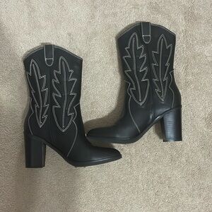 Black and white cowgirl boots!!